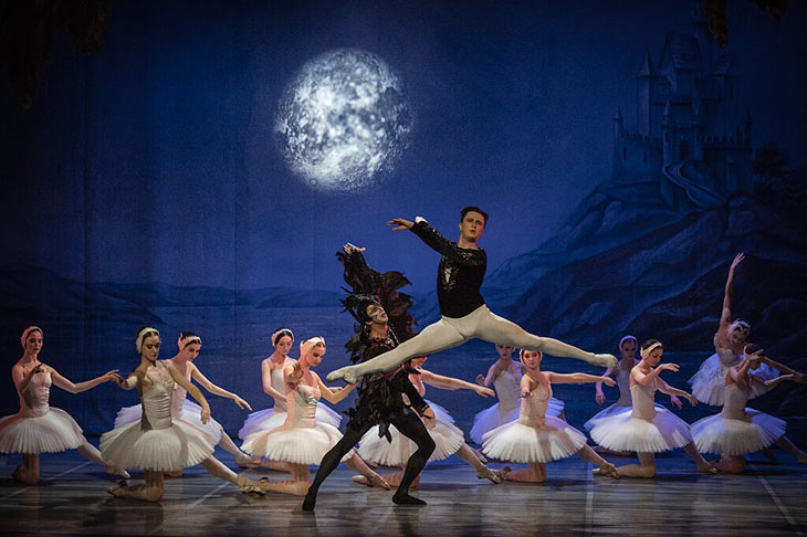 Im Prinzregententheater wird der größte „Schwanensee“ aller Zeiten gezeigt bis 27.12.2023 und vom 4. bis 7. Januar 2024 (©Foto: International Festival Ballet)